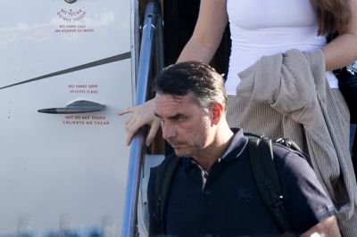 Fl�vio Bolsonaro se autoproclam� �presidente electo� de Brasil