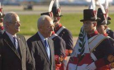 El presidente de Israel lleg� al pa�s y hoy se reunir� con Cristina