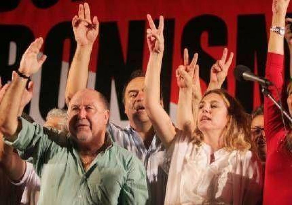 Busti dispar� contra los Kirchner en el acto por el d�a de la Militancia