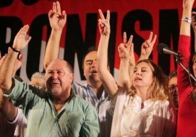 Busti dispar� contra los Kirchner en el acto por el d�a de la Militancia