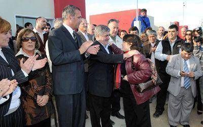 69 viviendas y contratos para ampliar escuelas en Comodoro