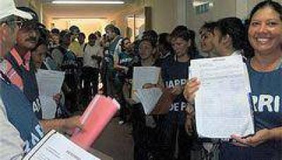 Llegan 10 mil las firmas presentadas de los vecinos en rechazo al aumento del boleto de colectivos.