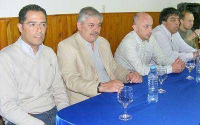 Firmaron el contrato para mejorar calidad de vida en barrios de Caleta