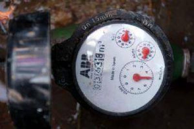Frente a la crisis del agua, el Gobierno apura el uso de medidores en OSM