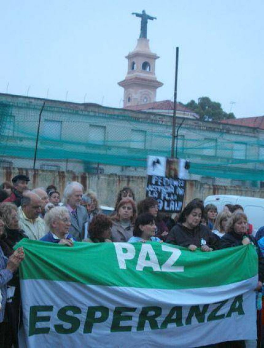 Vecinos del Puerto volvieron a movilizarse, aplaudieron a la polic�a y rezaron misa