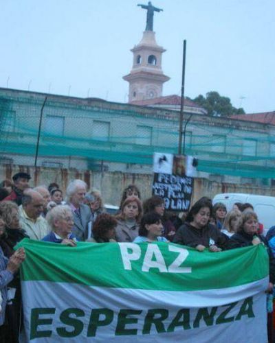Vecinos del Puerto volvieron a movilizarse, aplaudieron a la polic�a y rezaron misa