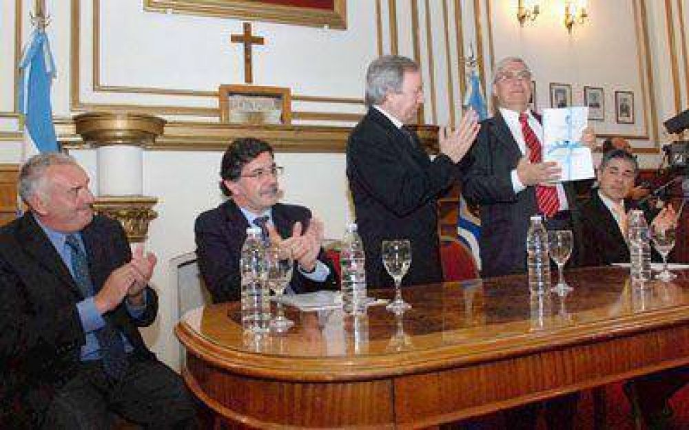 Documento final de la Mesa de Educaci�n Santacruce�a fue entregado a diputados