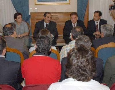 Deber�n trabajar los receptores de 15.000 subsidios, dice el PE