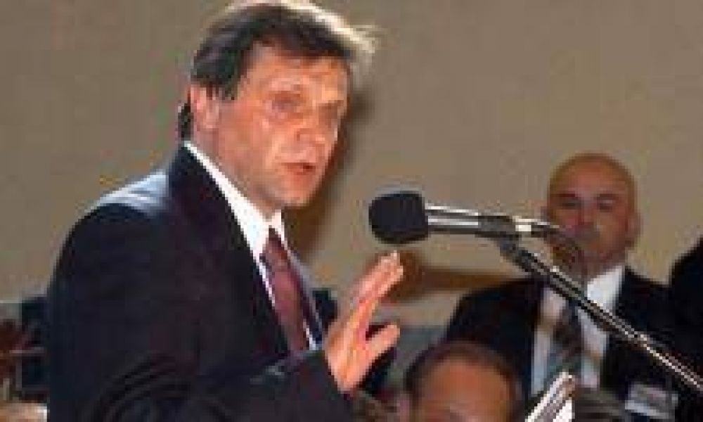 Pulti todav�a no renunci� a la banca testimonial