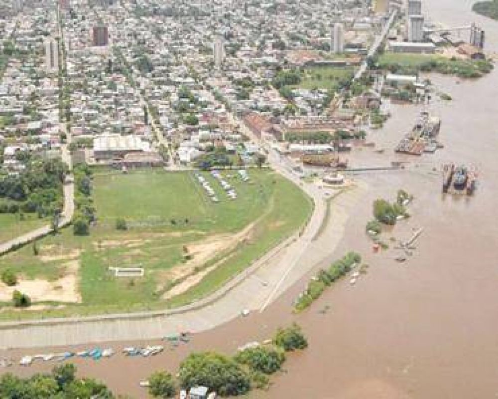 La crecida no cede y ya tap� la avenida Paysand�