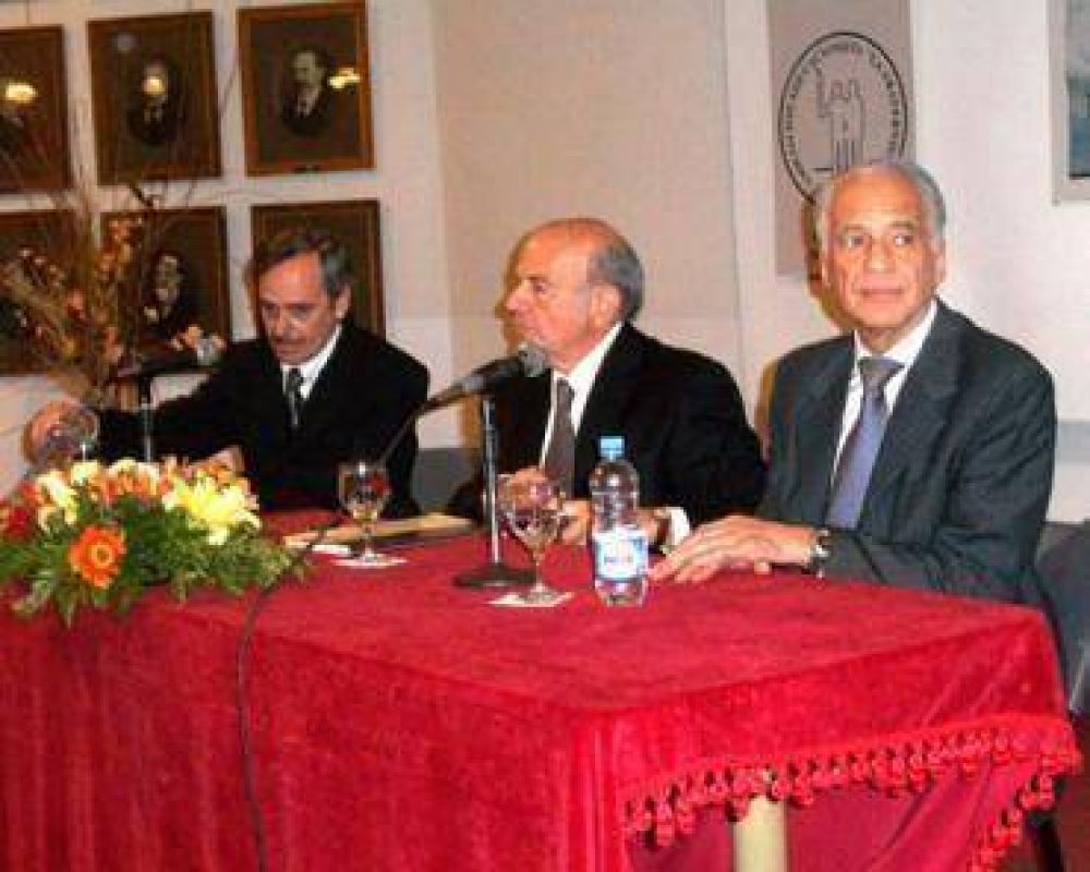 La UCU distingui� al doctor Cormillot