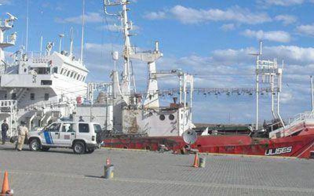 Piden retirar un barco que est� anclado en puerto Caleta Paula