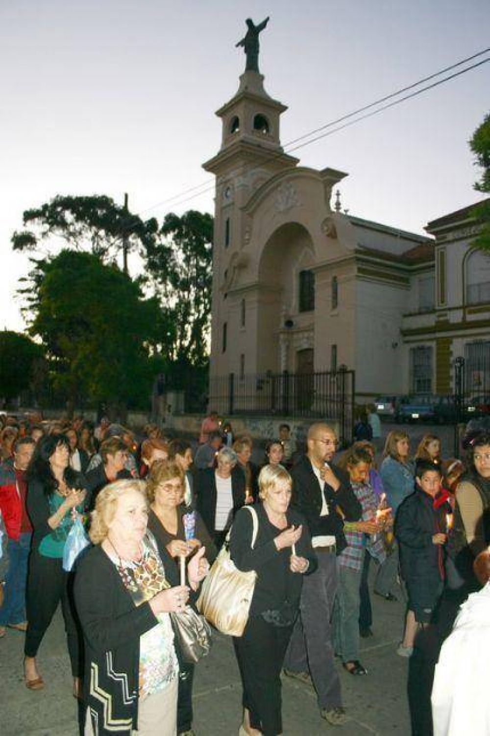 Cura p�rroco de la Sagrada Familia encabez� movilizaci�n ante la violencia que sacude al Puerto y deja sin fieles a la Iglesia