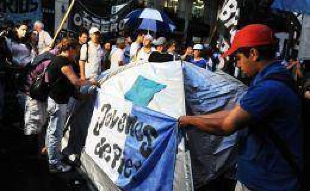 Piqueteros acampan en Avenida de Mayo