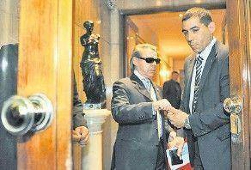 Apuntan a Capaccioli en la causa de los remedios