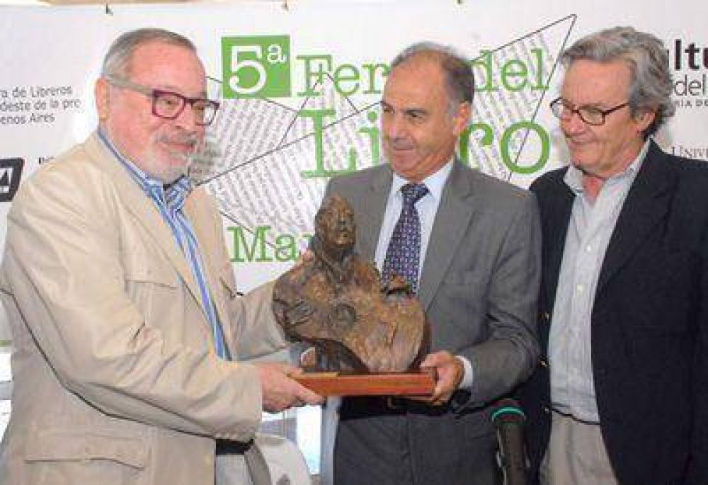 Savater distinguido con una escultura de Atahualpa Yupanqui