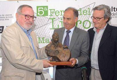 Savater distinguido con una escultura de Atahualpa Yupanqui