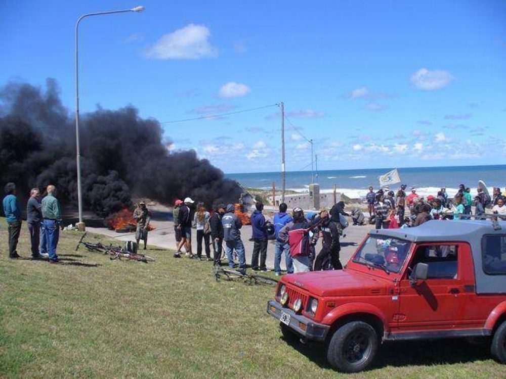 Guardavidas realizaron un nuevo escrache: esta vez cortaron la Ruta 11 e incendiaron gomas frente al ex balneario "Mariano"