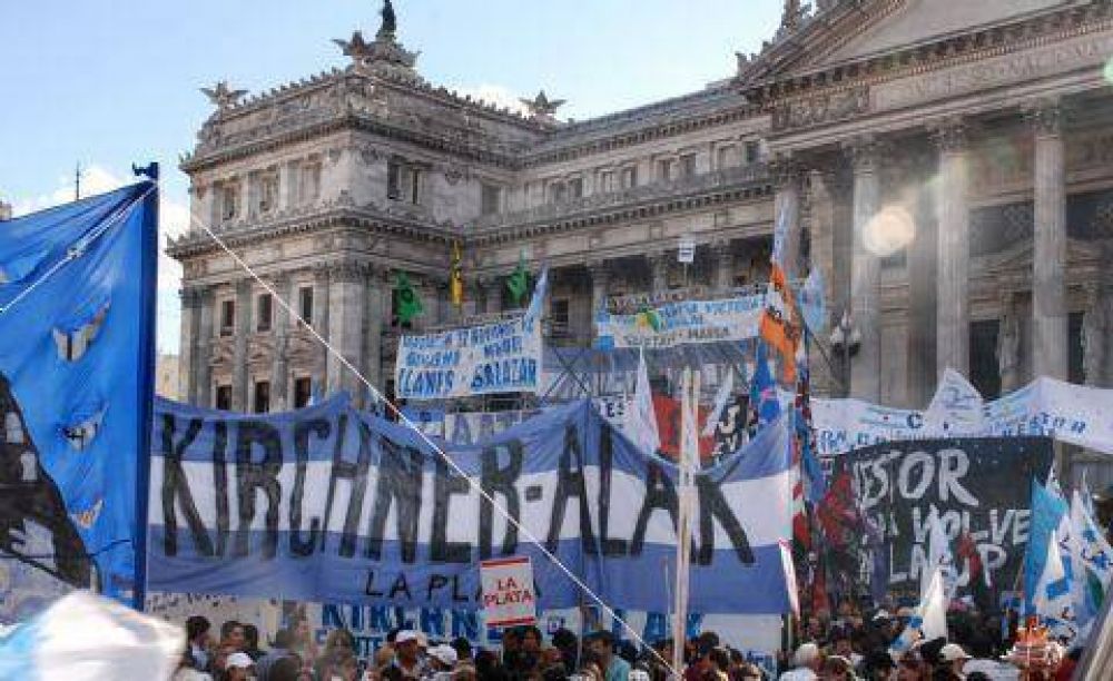 La militancia alakista volvi� a escena al movilizar en apoyo a la asunci�n de Kirchner