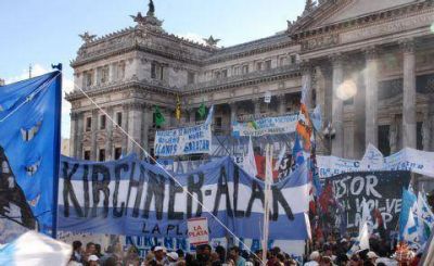 La militancia alakista volvi� a escena al movilizar en apoyo a la asunci�n de Kirchner