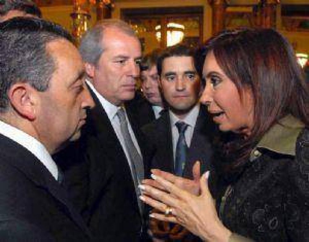 Gobernador "viajero": estuvo 4 meses fuera de la provincia