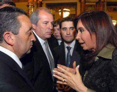 Gobernador "viajero": estuvo 4 meses fuera de la provincia