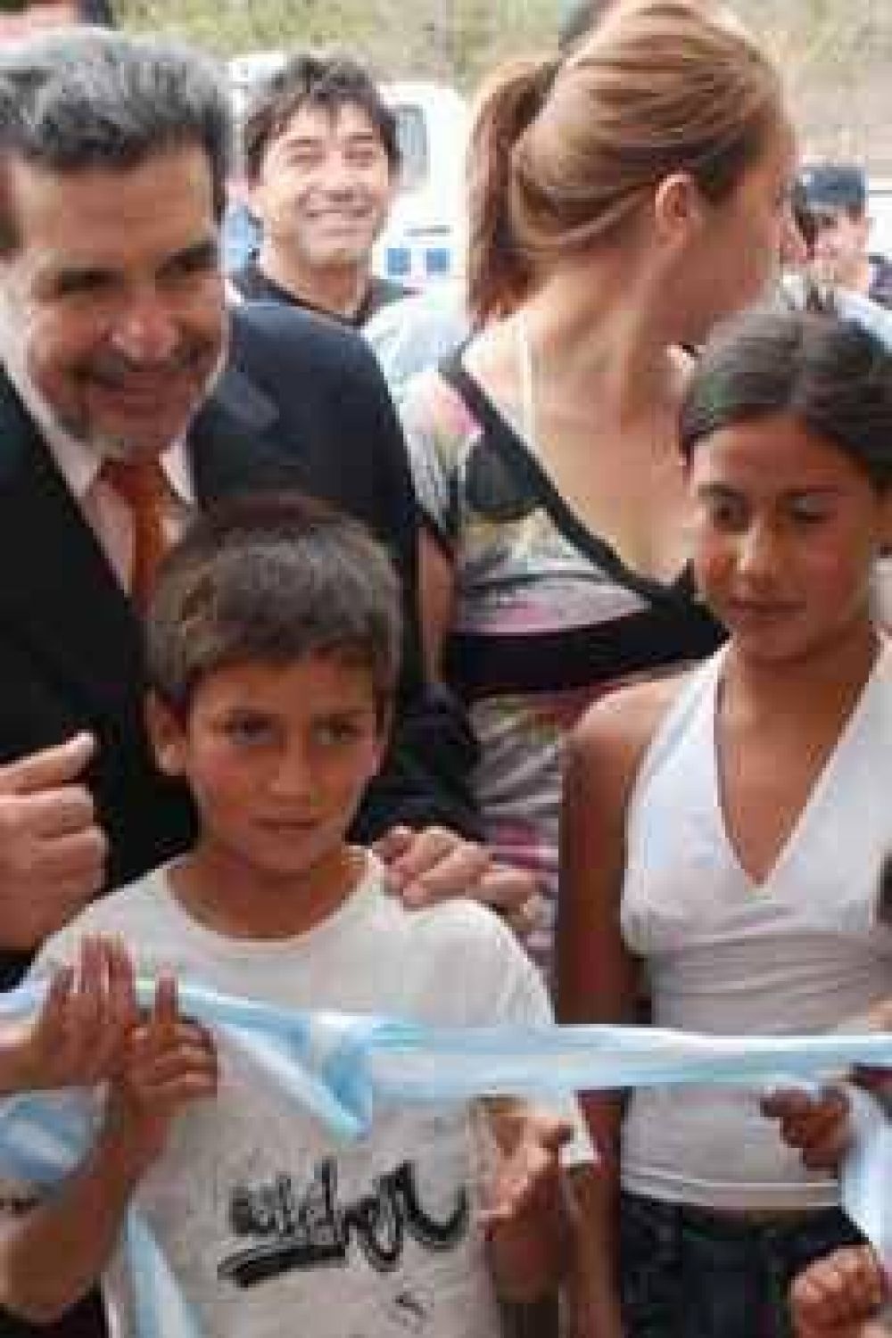 Emotiva entrega de vivienda a familia de Milagro