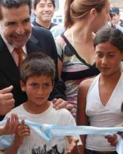Emotiva entrega de vivienda a familia de Milagro