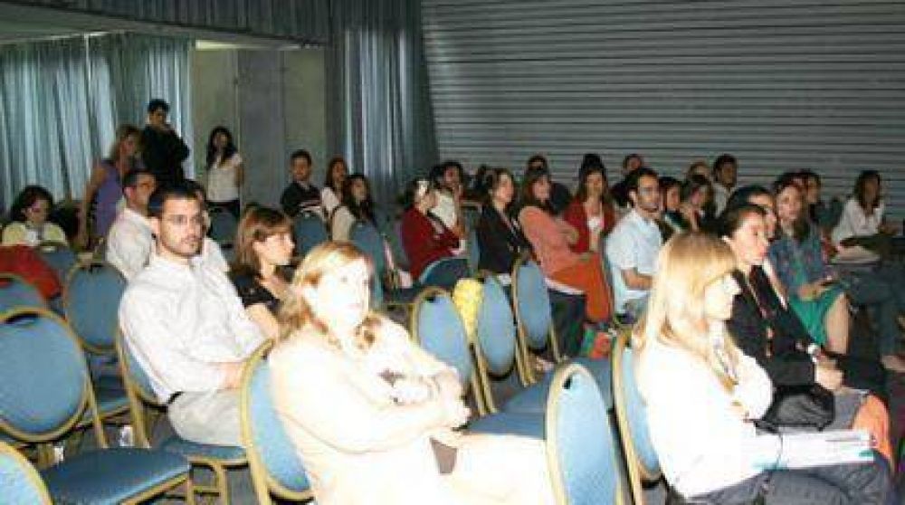 Paleont�logos y palion�logos deliberan en el Hotel 13 de Julio