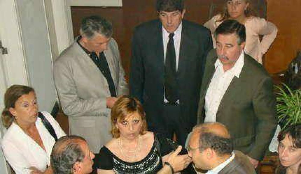 La oposici�n respald� el dictamen y conden� las agresiones