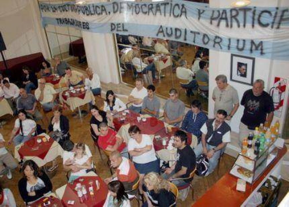 Papel�n bonaerense: Daniel Scioli y Juan Carlos D Amico tienen la entrada prohibida al Audit�rium que sigue tomado por los trabajadores