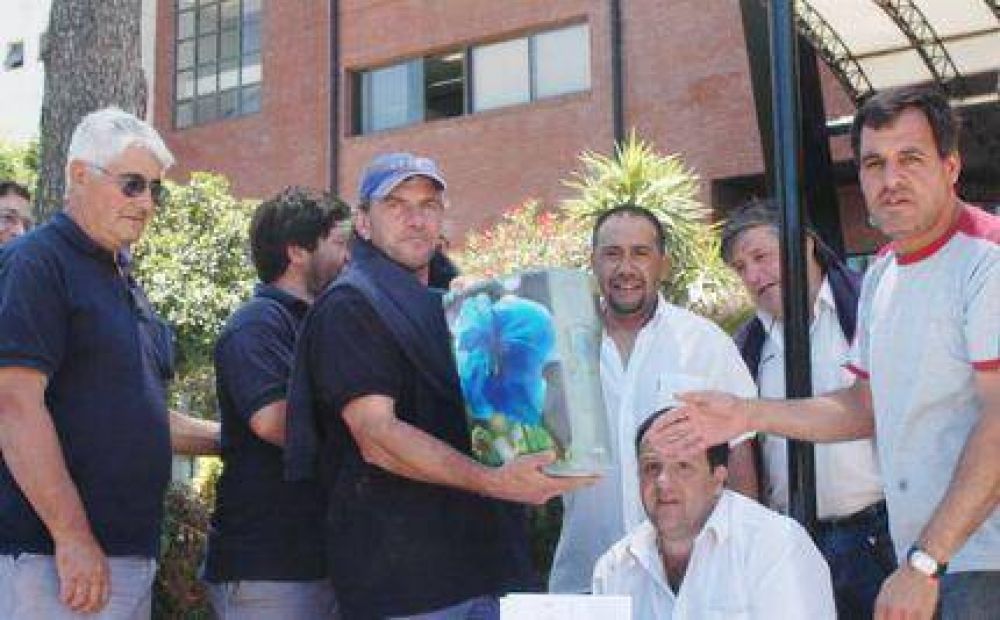 El Sindicato de Obras Sanitarias distribuy� bolsas navide�as entre sus afiliados
