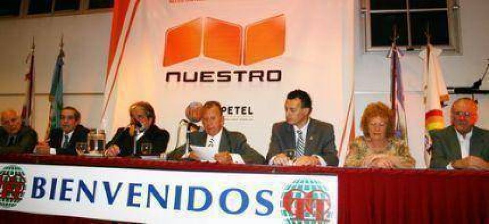 Mario Noejovich celebr 21 aos en la Cooperativa Tejedor anunciando el lanzamiento de la telefona celular Nuestro