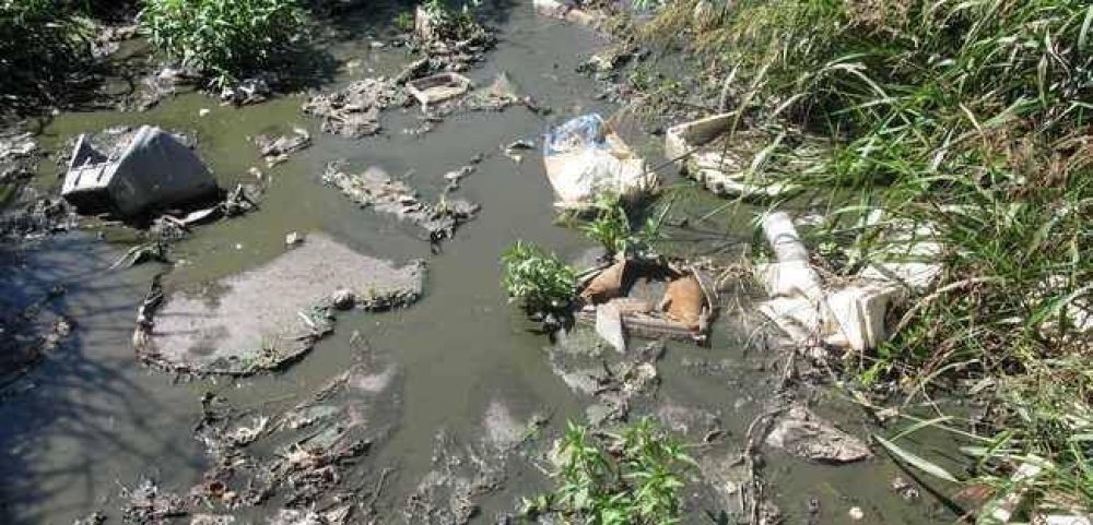 Laguna Paiva: denuncian que canal se transform� en colectora a cielo abierto