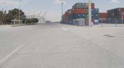 El puerto sigue paralizado y son millonarias las p�rdidas