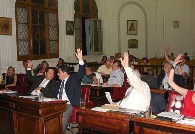 Oposici�n dividida: cuatro se pasaron a un tercer proyecto y las tasas del 2010 tendr�n suba