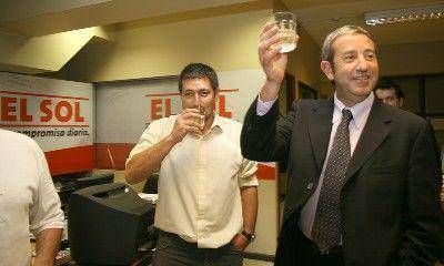 Cobos, en la redacci�n de El Sol, brind� con sus trabajadores