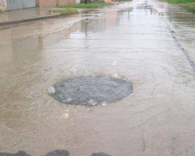 Vecinos denuncian que afloran l�quidos y olores cloacales