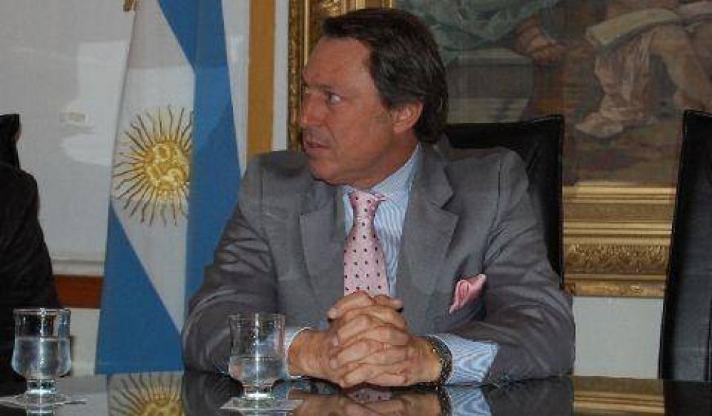 Casal firm� convenio de cooperaci�n con el municipio de Florencio Varela