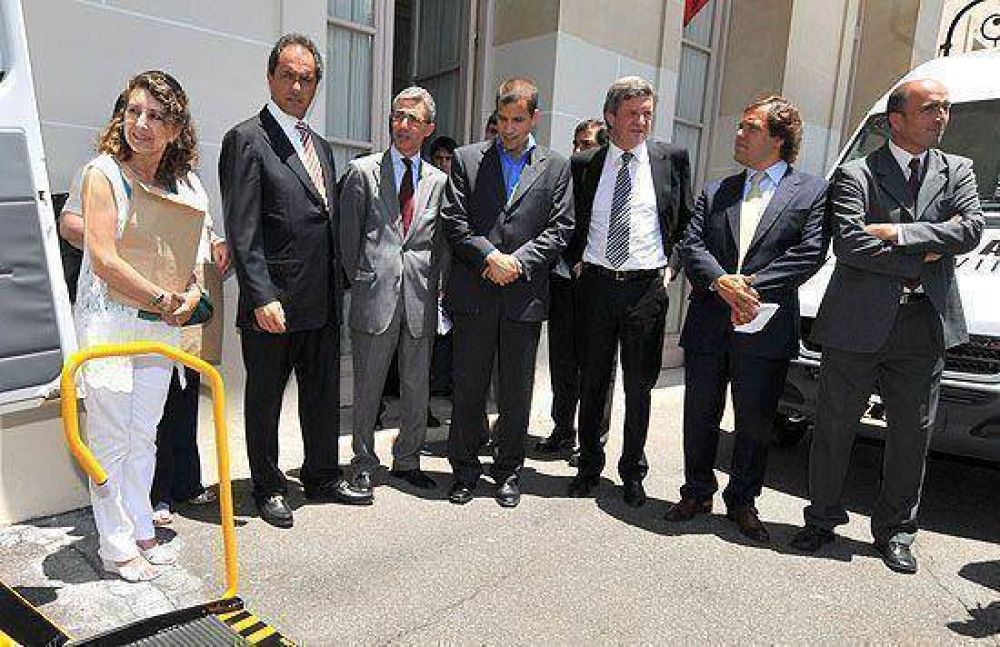 Scioli entreg� una camioneta a la Escuela Especial 503