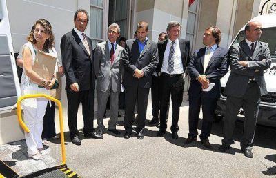Scioli entreg� una camioneta a la Escuela Especial 503