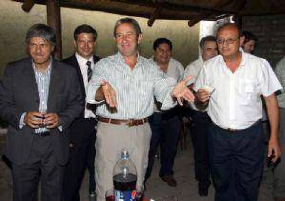 Cobos dice que "en d�as" los radicales del Confe volver�n al radicalismo