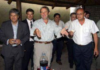 Cobos dice que "en d�as" los radicales del Confe volver�n al radicalismo