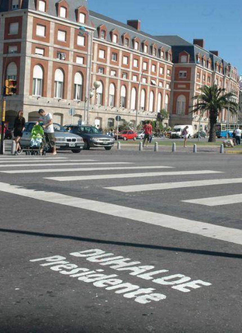 Pintan asfaltos de los accesos y la costa de Mar del Plata con Duhalde Presidente