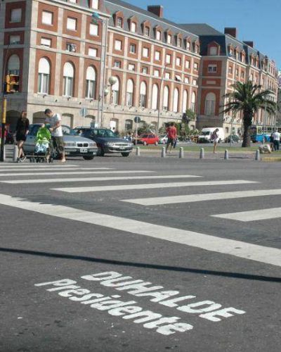 Pintan asfaltos de los accesos y la costa de Mar del Plata con Duhalde Presidente