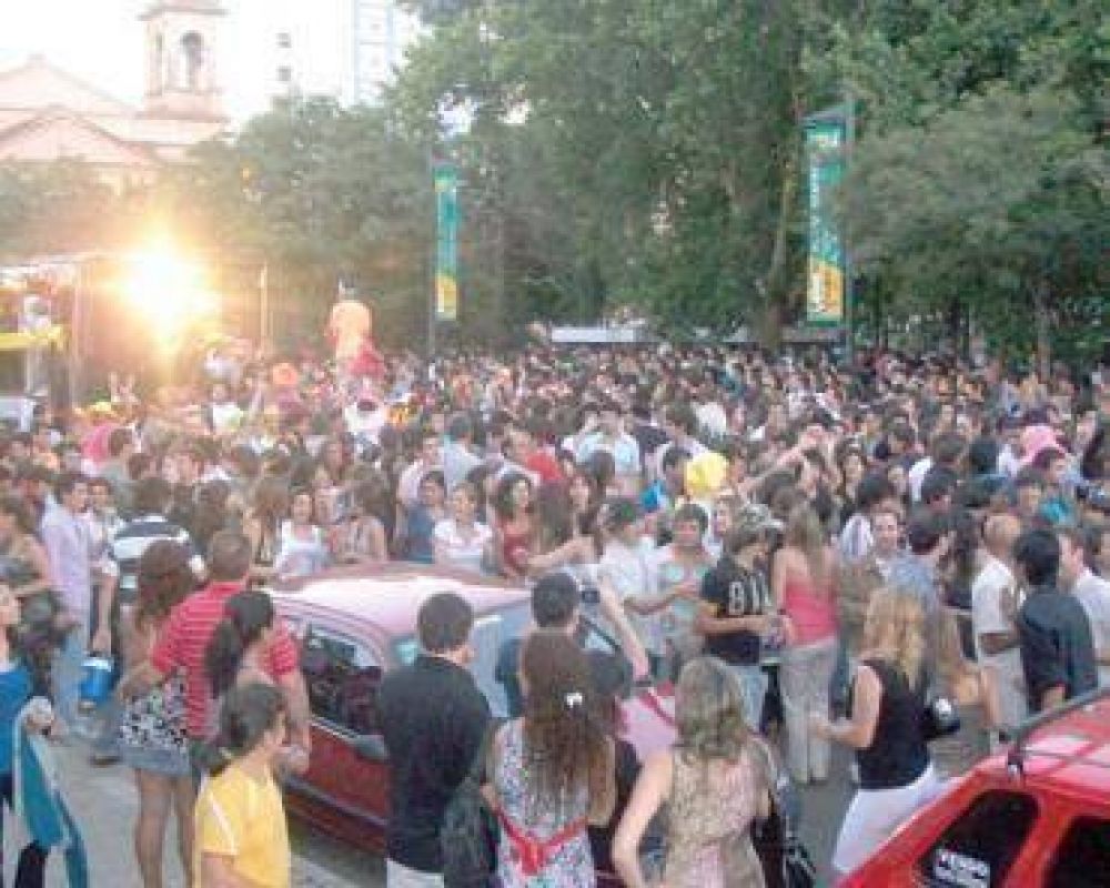 Una multitud celebr� la llegada de 2010 en la Plaza