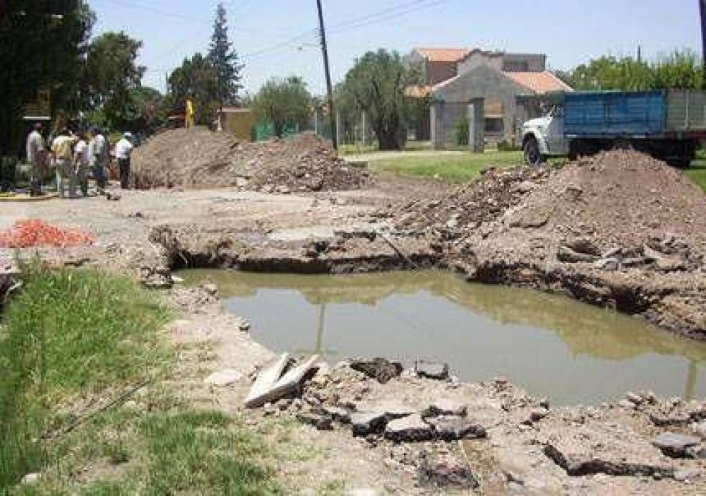 Colaps� el colector cloacal de Luj�n de Cuyo y Maip�