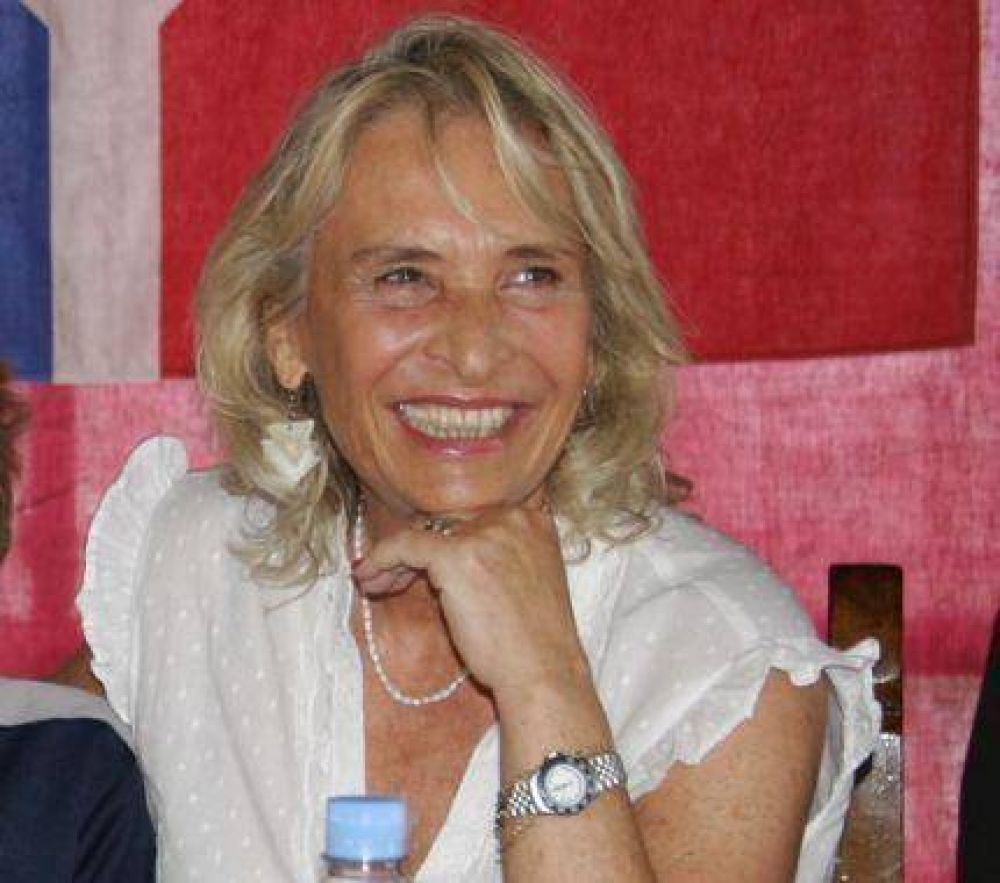 Scioli entrega el Decreto de cesi�n de tierras por 50 a�os al N�utico a su presidenta Susana Salerno