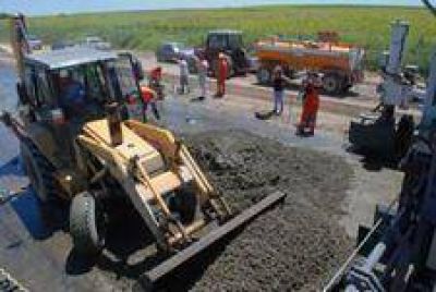 Comenz� la pavimentaci�n del Enlace de Rutas 3 y 226