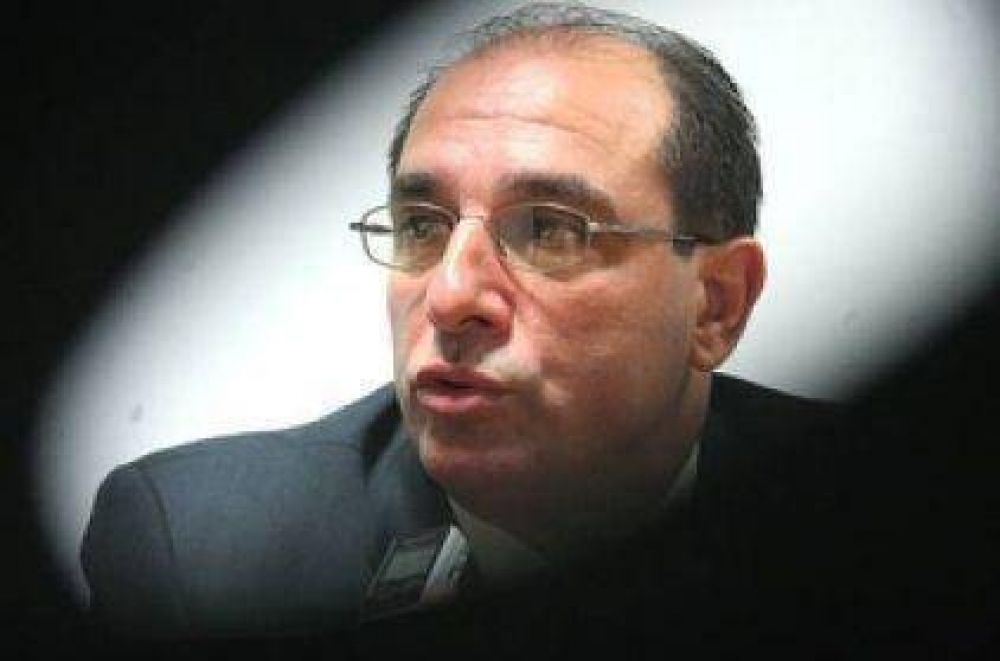 Beccari, entre calmar al personal y lograr mayor equidad tributaria